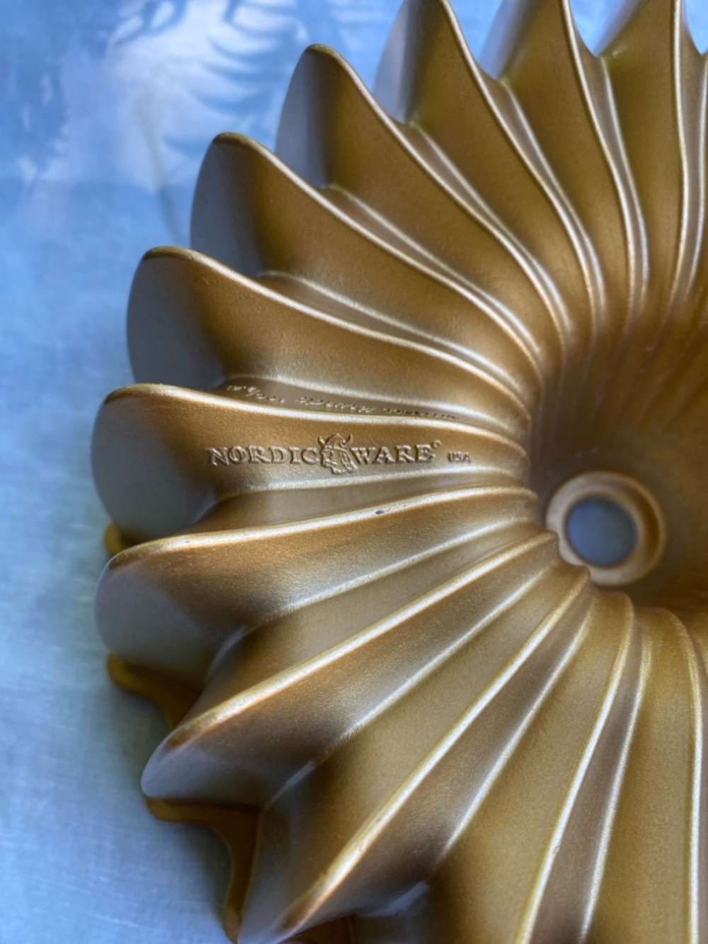 Nordic Ware 10 cup Brilliance gold bundt cake pan - Picture 3 of 4